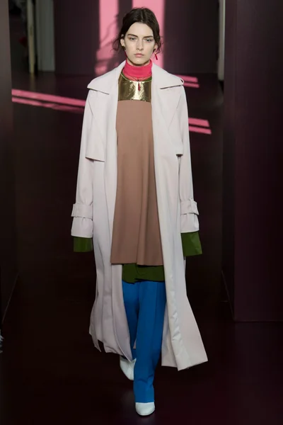 Look 10